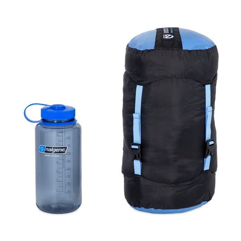 Packad blå NEMO sovsäck bredvid Nalgene-flaska för storleksjämförelse