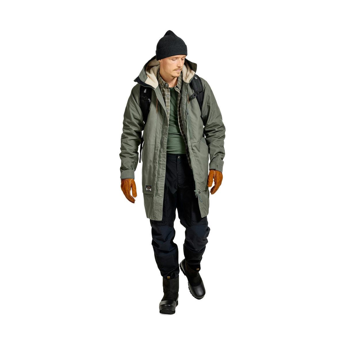 Man i mörkgrön parka med pilefoder och stickmossa