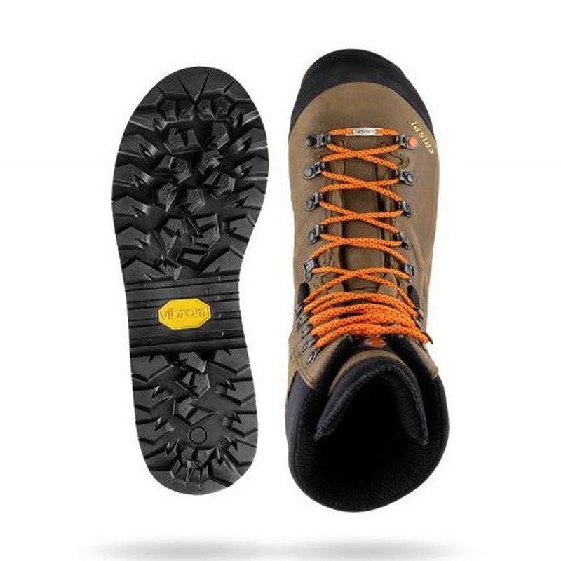 Grov Vibram-profil på brun Crispi vandringskänga för krävande terräng