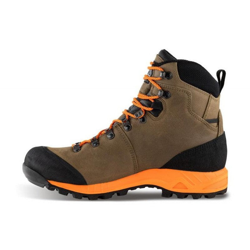 Sidovy av bruna Crispi Valdres GTX kängor med orange snöror mot vit bakgrund