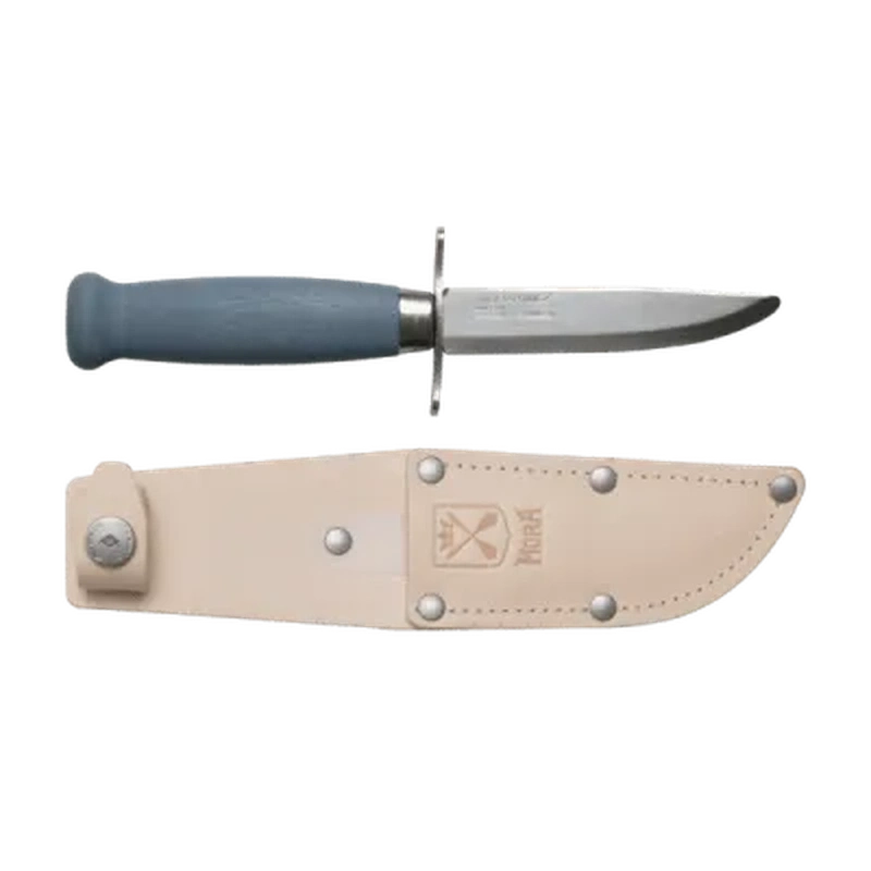 Blågrå Morakniv Scout 39 med spetslöst blad och parerstång vid sidan av beige fodral