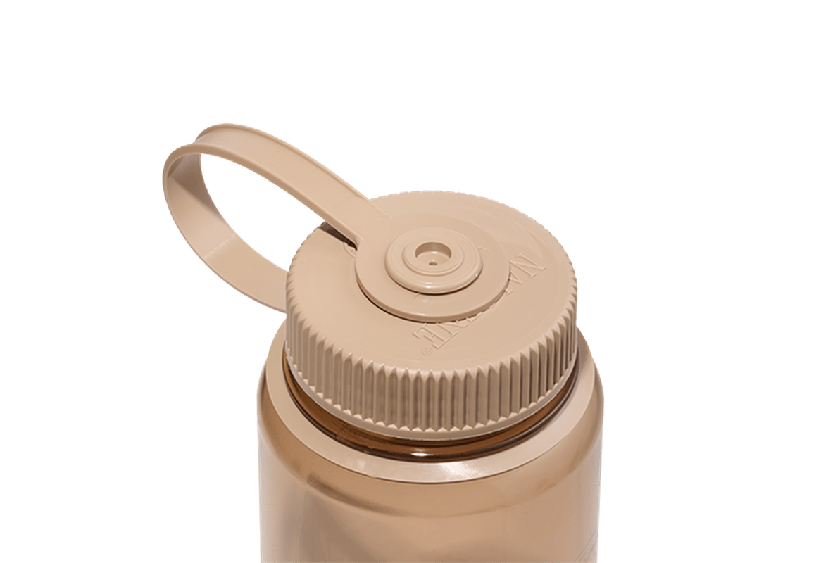 Närbild på beige Nalgene-flasklock med ribbade kant och integrerat handtag
