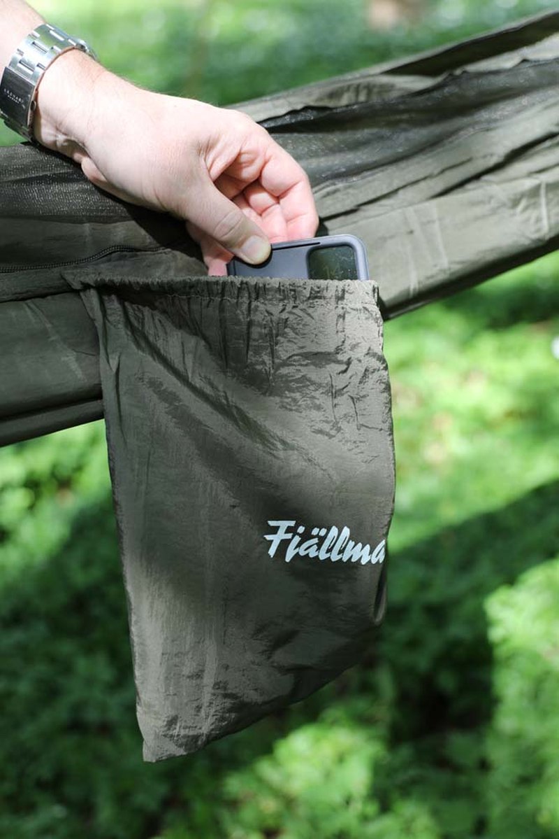 Sidoväska på Fjällmark hammock för mobiltelefon, visad i naturlig miljö