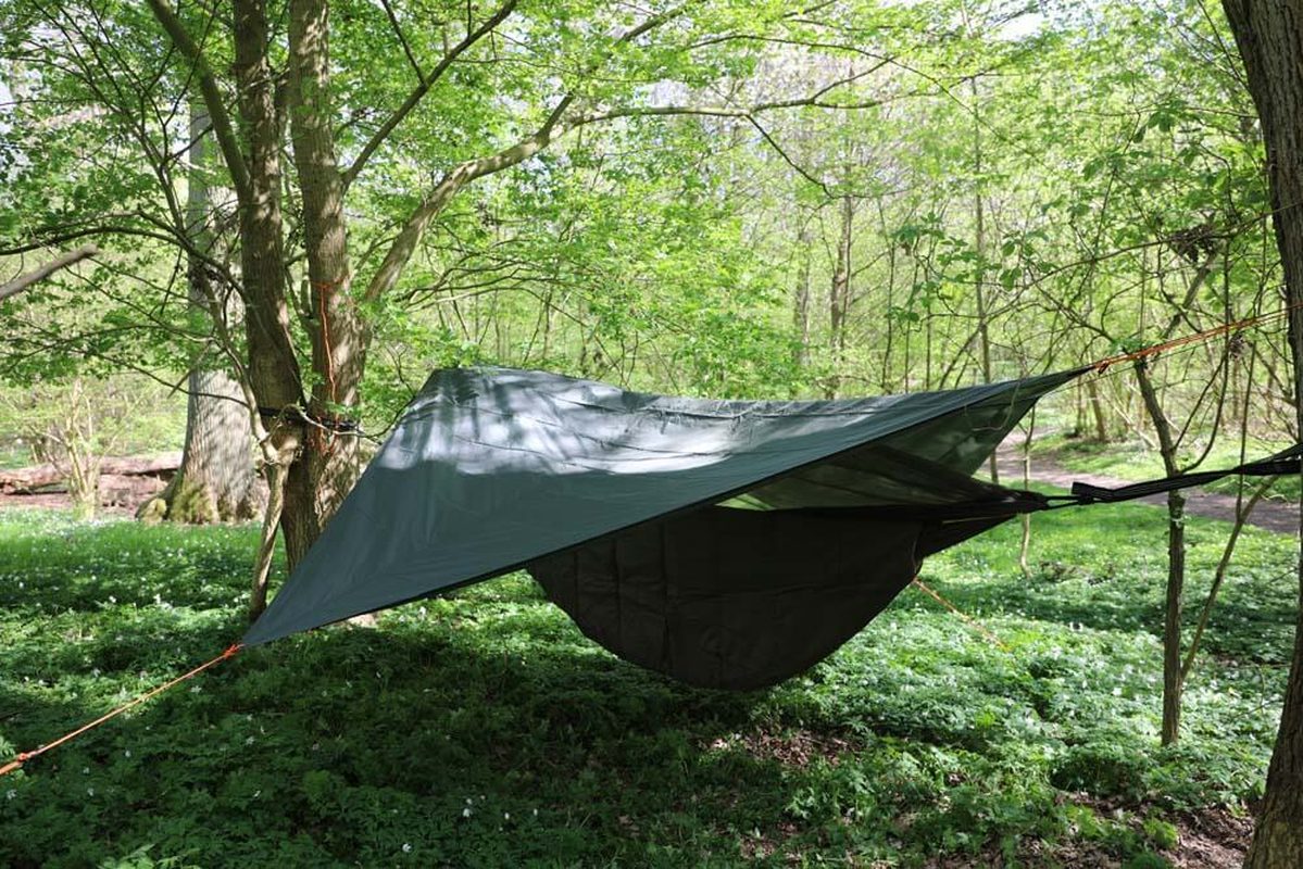 Hängmatta med underquilt och skyddstak i skog