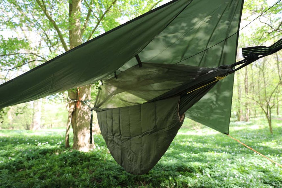 Underquilt hängd under hängmatta i skogen