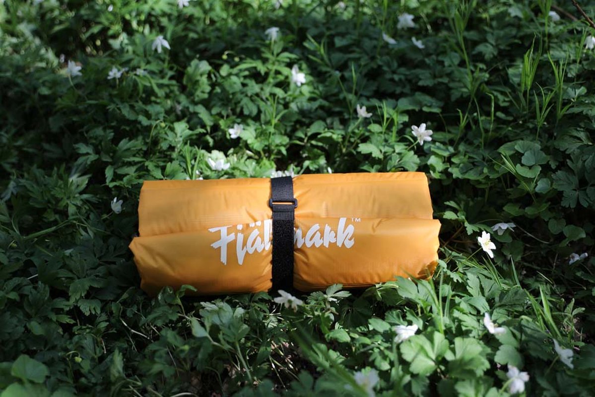 Rullat orange Fjällmark liggunderlag med logotyp och rem