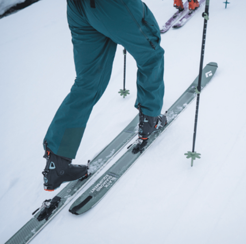 Närbild på Black Diamond Helio Carbon 102 skidor i snö med synliga bindingar och basdetaljer