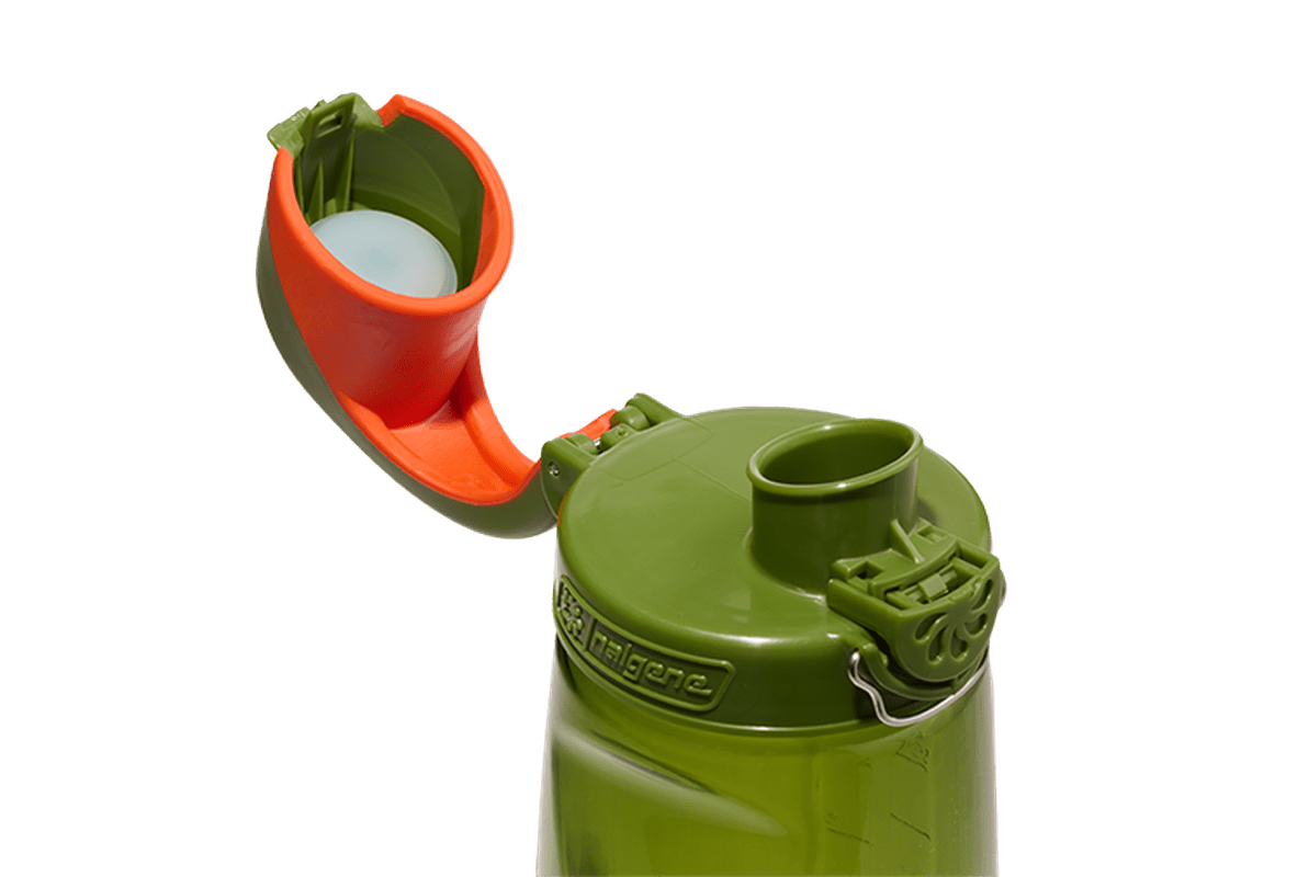Inre detalj av grönt Nalgene-lock med drinkmunstycke och inbyggd kylplatta