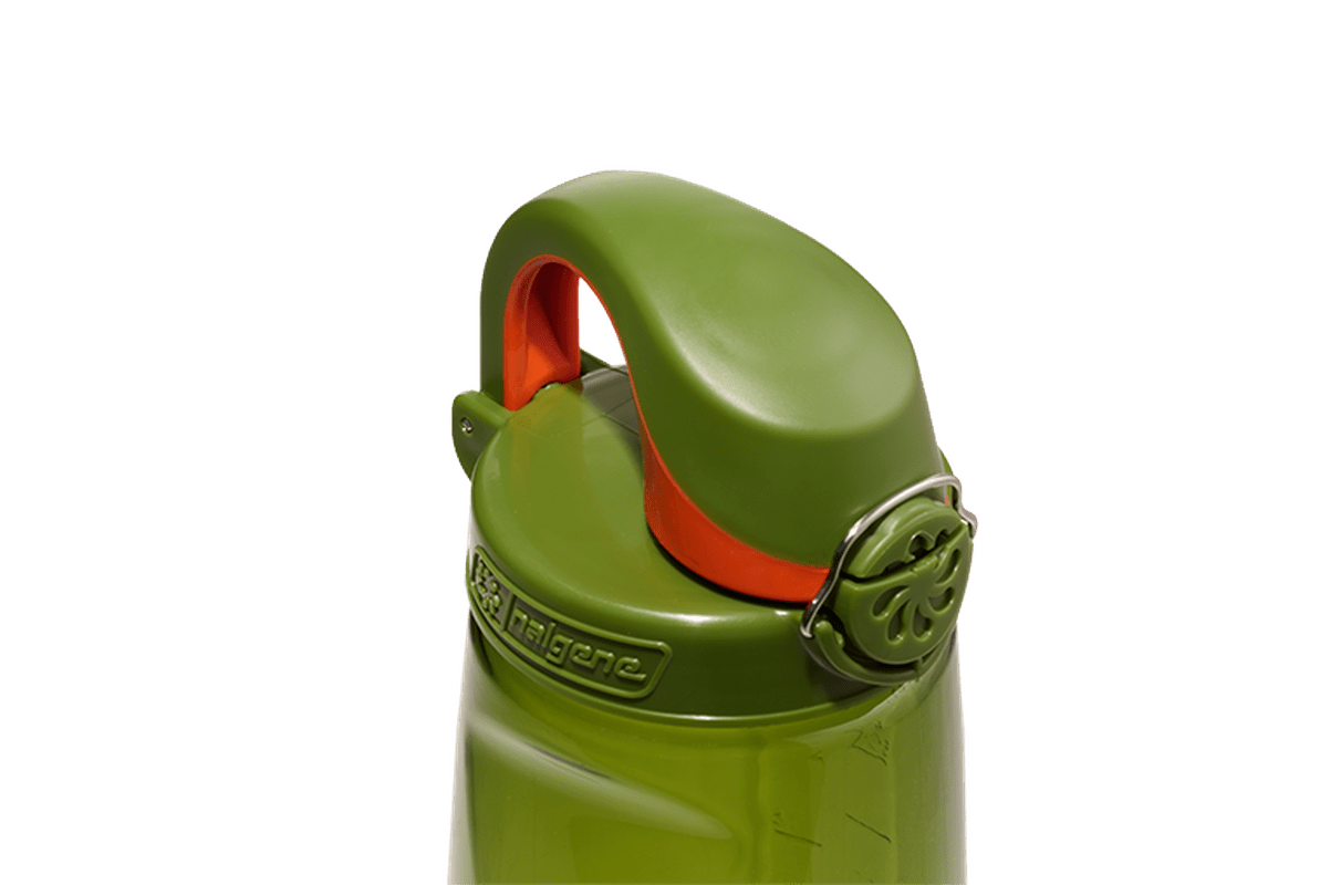 Detaljbild av grönt Nalgene-lock med orange inre del och texturerad fästknapp