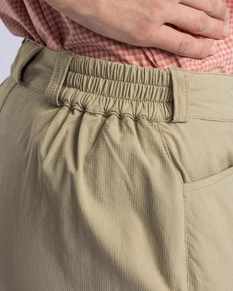 Beige skorts smockmidja och tygstruktur i detalj