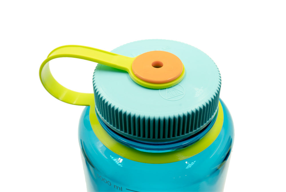 Tealblått Nalgene-lock med limegrönt hängrem och volymangivelse 1000 ml