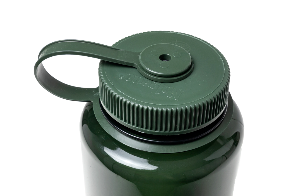 Närbild på mörkgrönt ribbat skruvlock präglat med Nalgene