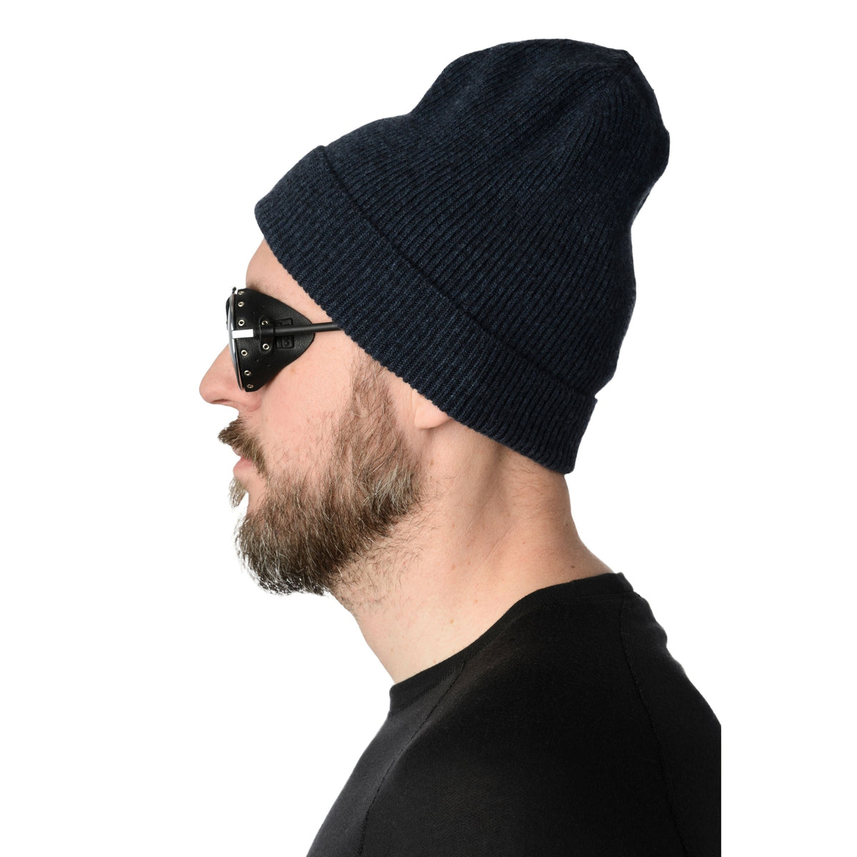 Profil på mörkblå mössa med vikt kant och metallknappsgoggle