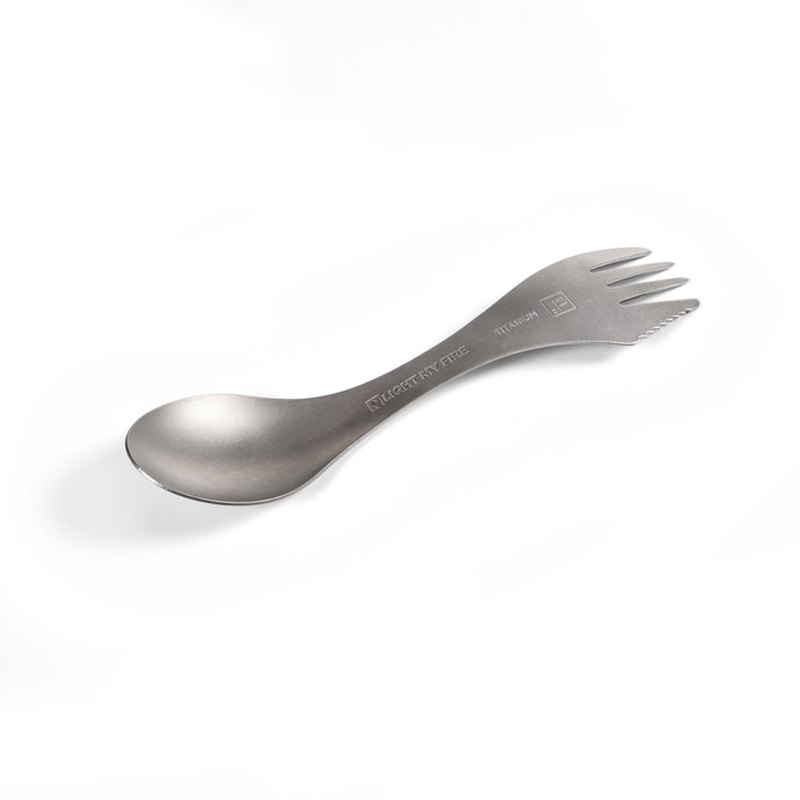 Grå titan-spork med sked, gaffel och knivkant mot vit bakgrund