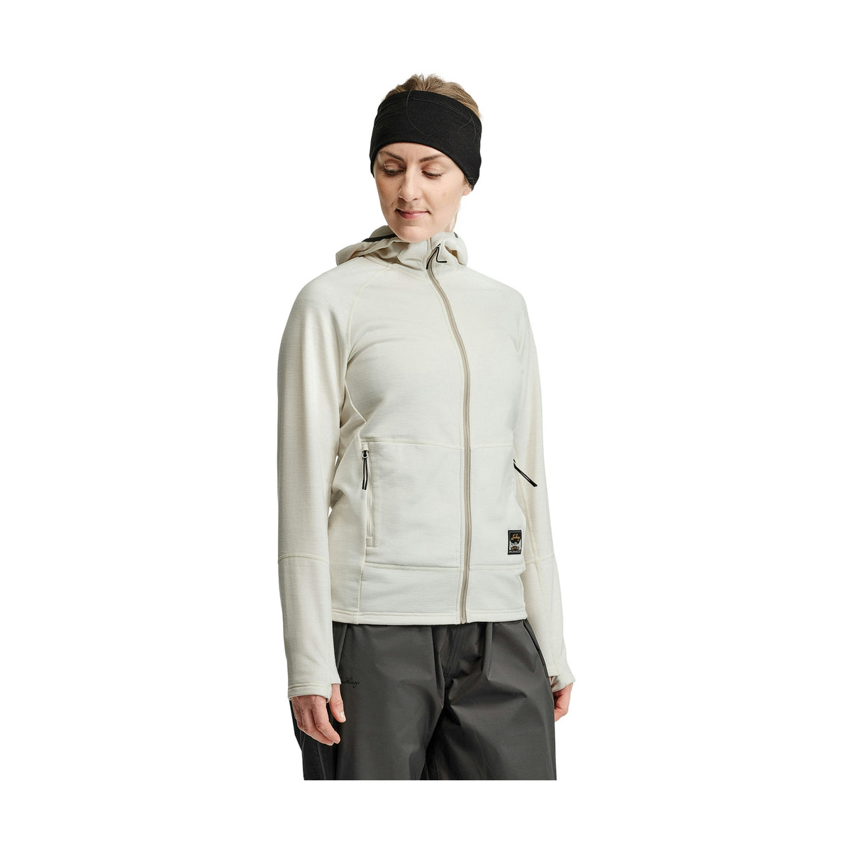 Beige helzippad hoodie med sidofickor och etikett