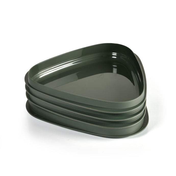 Triangulär stapelbar tallrik i mörkgrön plast med hög kant, perfekt för camping och smidig packning