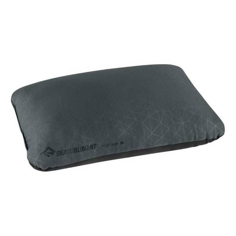 Mörkgrå Foam Core Pillow med subtilt linjemönster och tryckt logotyp