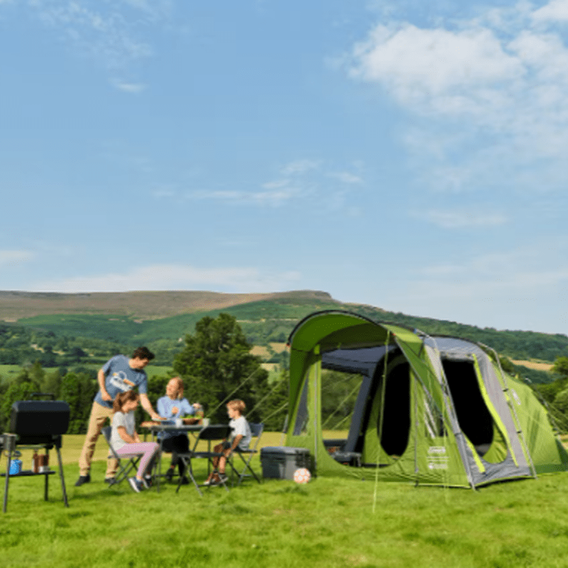 Coleman Oak Canyon 4 Blackout campingtält med veranda i naturomgivning med kullar