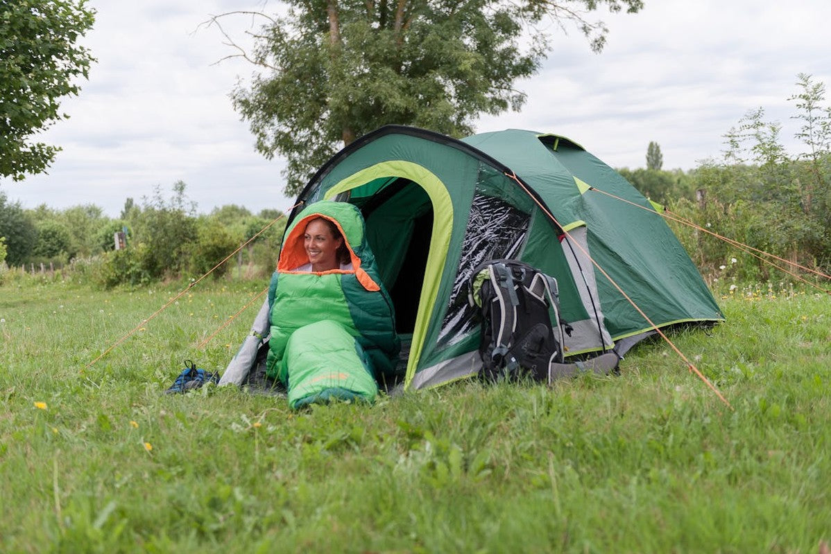 Kobuk Valley 4 campingtält med kvinna i ingången