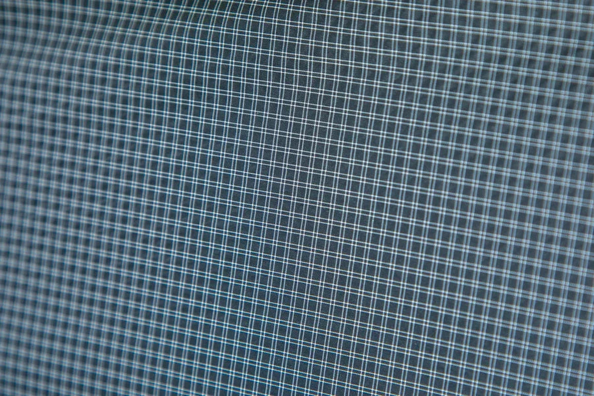 Makro av ventilationsnät med vitt rutmönster på tältet