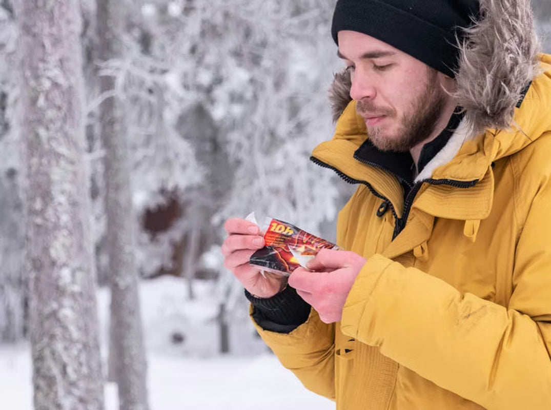 Man i snöskog med NEVERCOLD handvärmare 2-pack