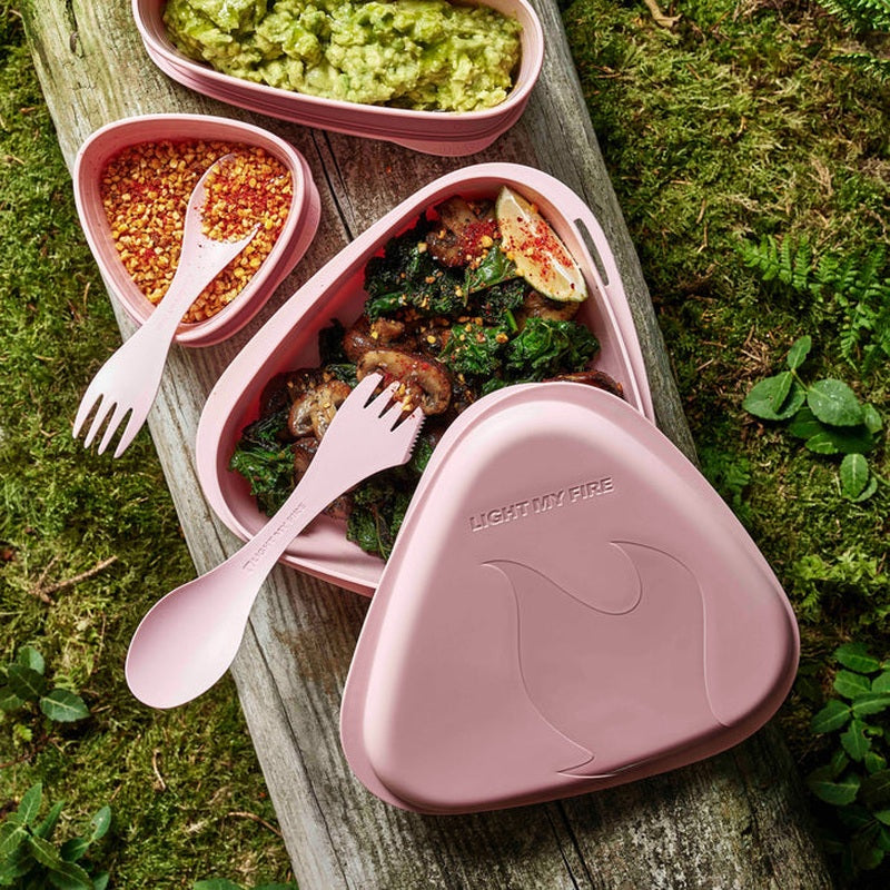 Rosa Lunchkit 2.0 med kåsor och sporkar på mossig trästam