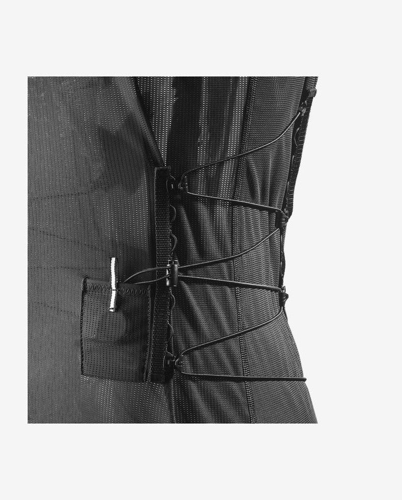 Detalj av justerbara elastiska snören och mesh-material på ryggskydd