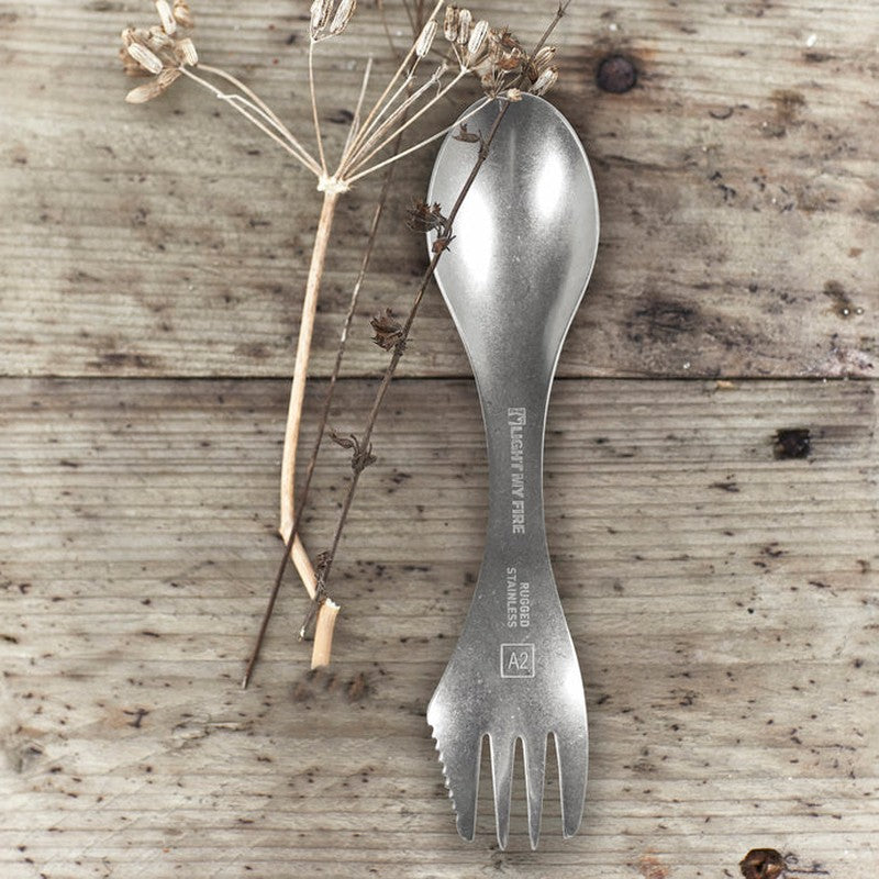 Rostfri Rugged Stainless spork på träbord med växt