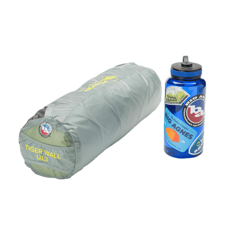Packat Big Agnes Tiger Wall UL3 tält bredvid vattenflaska för storleksjämförelse med tydlig modelltext