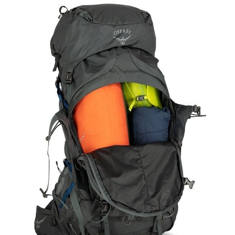 Osprey Aether Plus 70 ryggsäck öppet topplock med packning och orange sovsäck