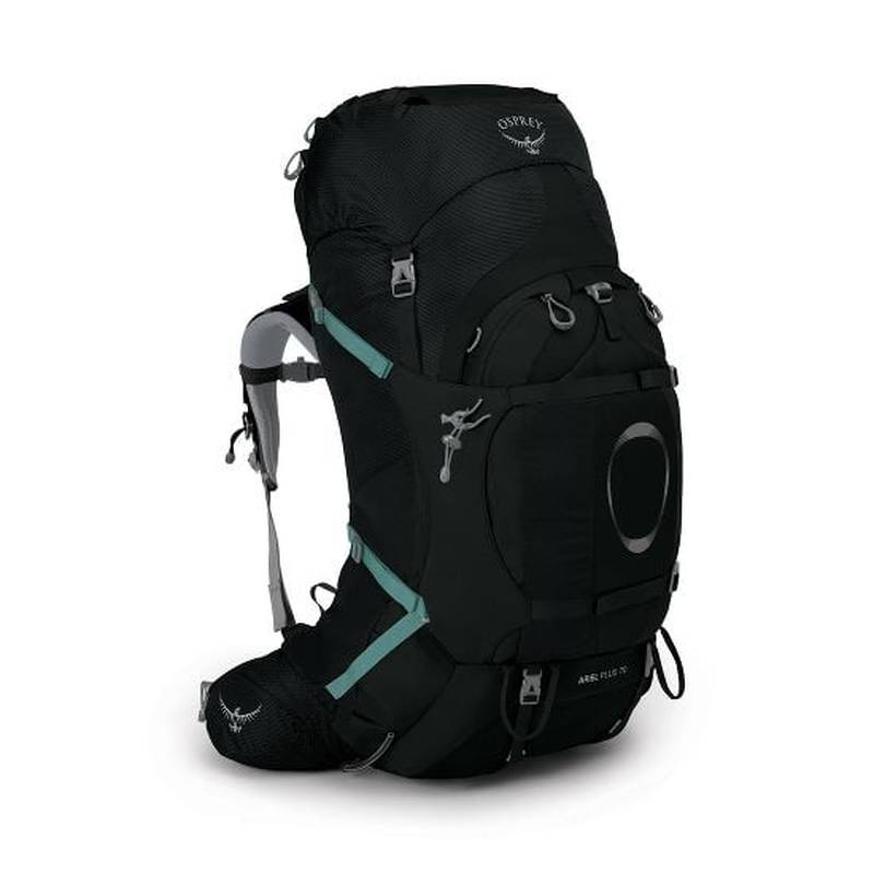 Svart Osprey Ariel Plus 70 ryggsäck med ljusblå accenter och axelremmar