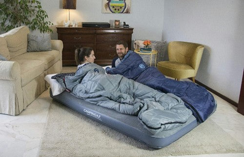 Par som sover på extra lång X'tra Quickbed luftmadrass