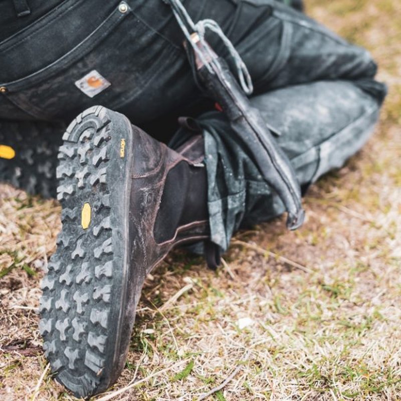 Närbild på grov Vibram-gummisula till mörkbrun känga