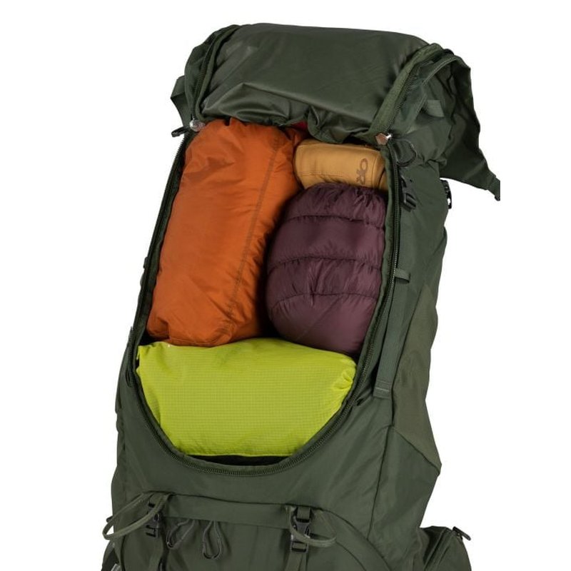 Osprey Kestrel 58 öppen ryggsäck visar packat inre med sovsäck i orange och lila