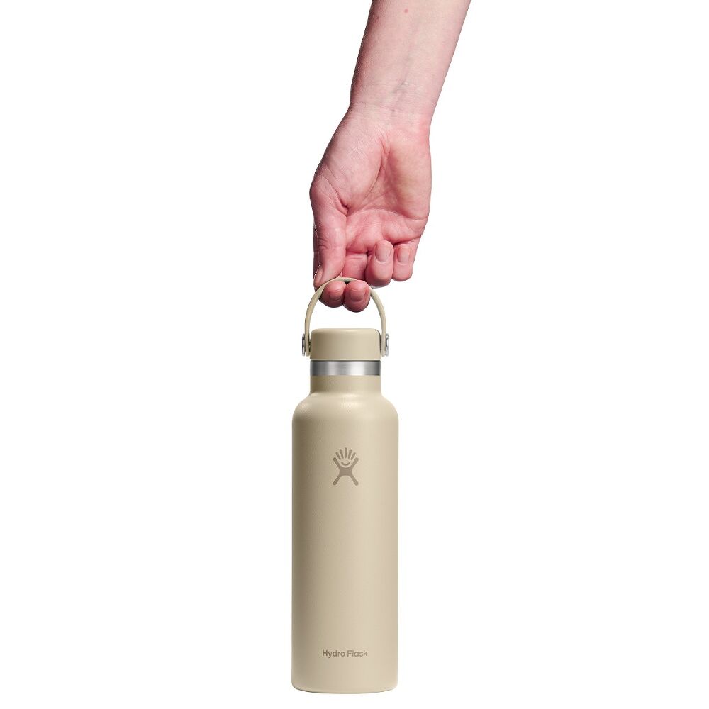Hand som håller beige Hydro Flask termos i integrerat handtag
