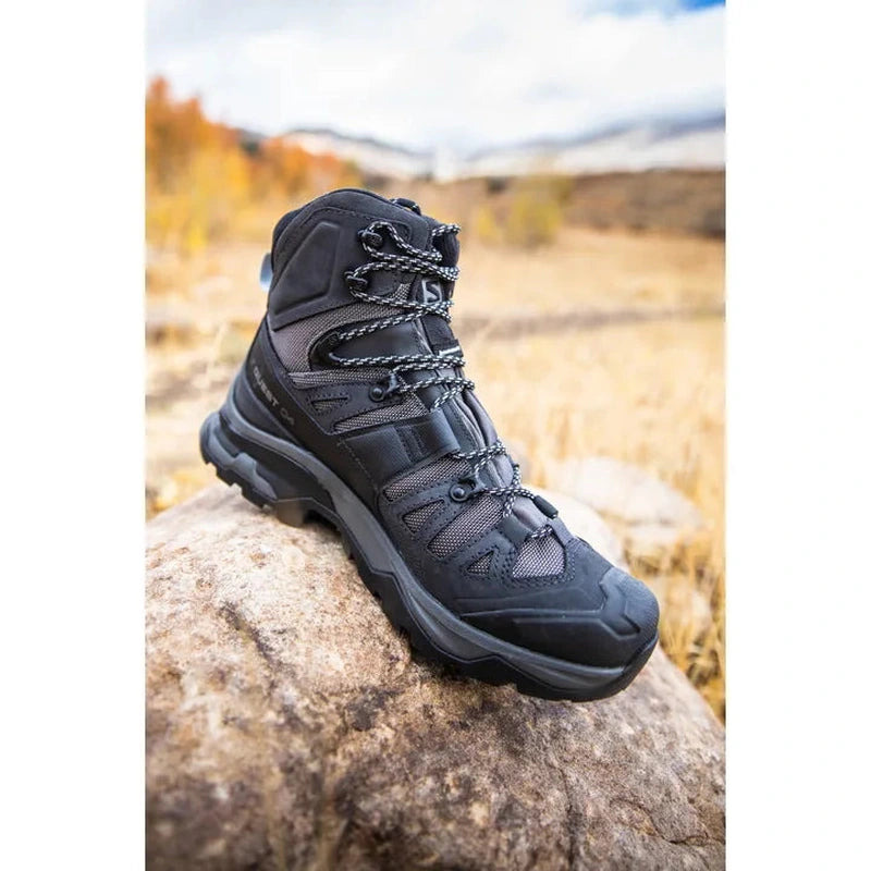 Salomon Quest 4 GTX vandringskänga i svart på sten