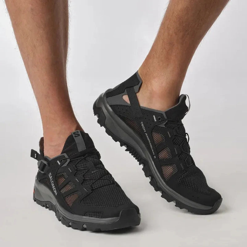 Närbild på mansben i svart Salomon Techamphibian 5 med mesh-material och öppen hälkonstruktion