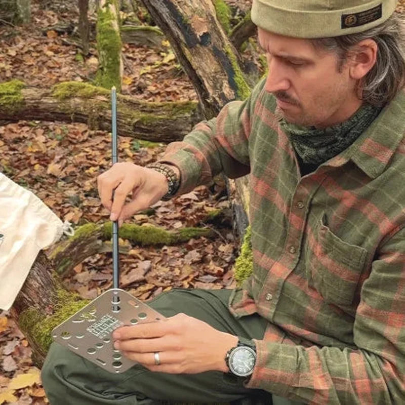 Man monterar silverfärgat Shorty campingbord i skogen