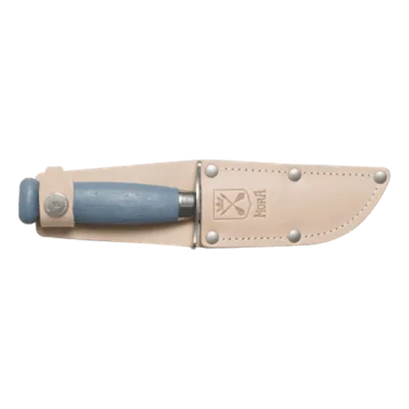 Blågrå Morakniv Scout 39 med synligt träskift ur beige läderfodral med logotyp