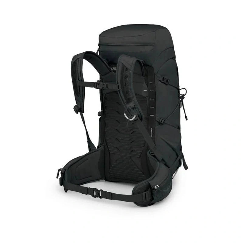 Svart Osprey ryggsäck bakifrån som visar ventilerande AirScape™-ryggpanel och ergonomiskt höftbälte