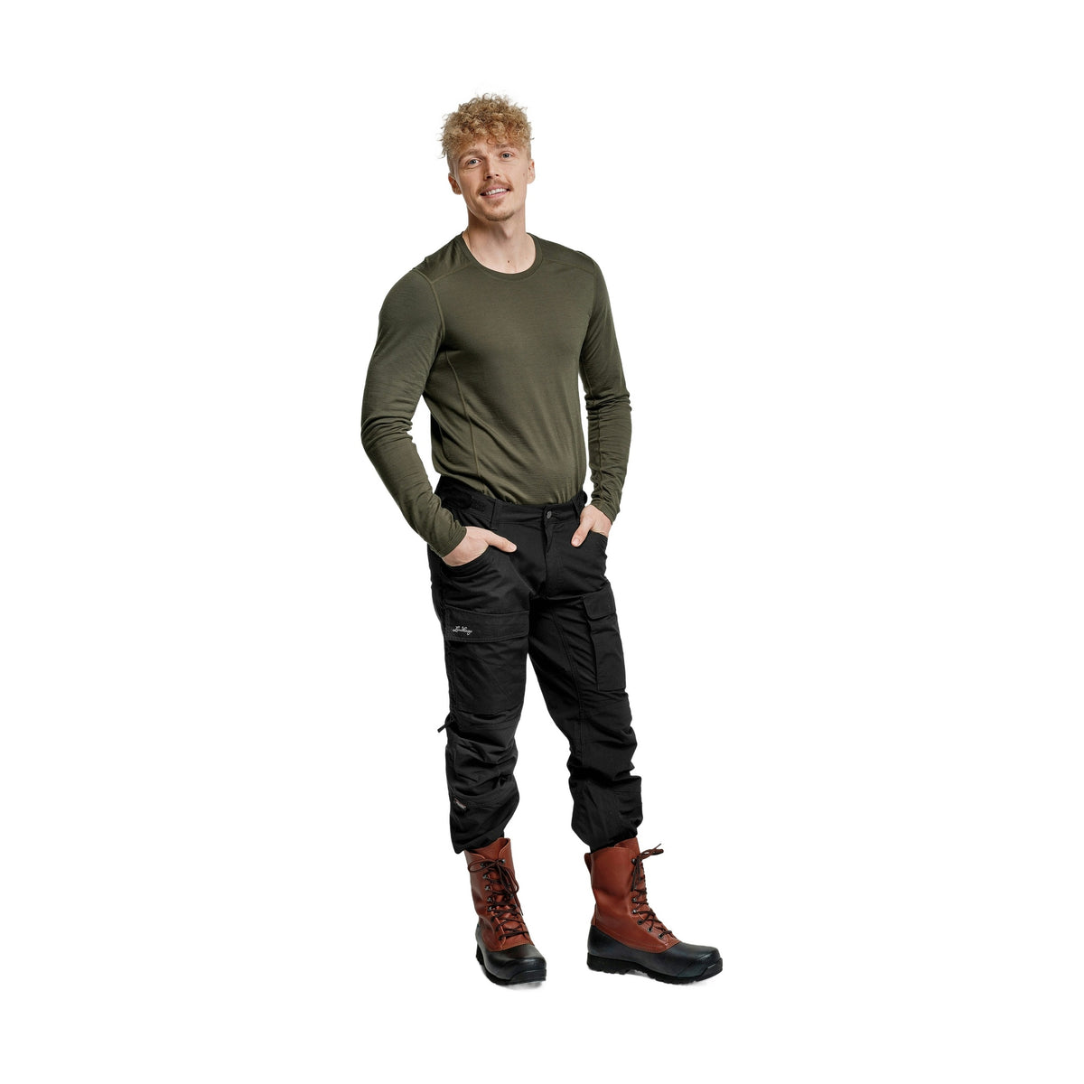 Manlig modell i svarta Lundhags Authentic II vandringsbyxor och olivgrön tröja