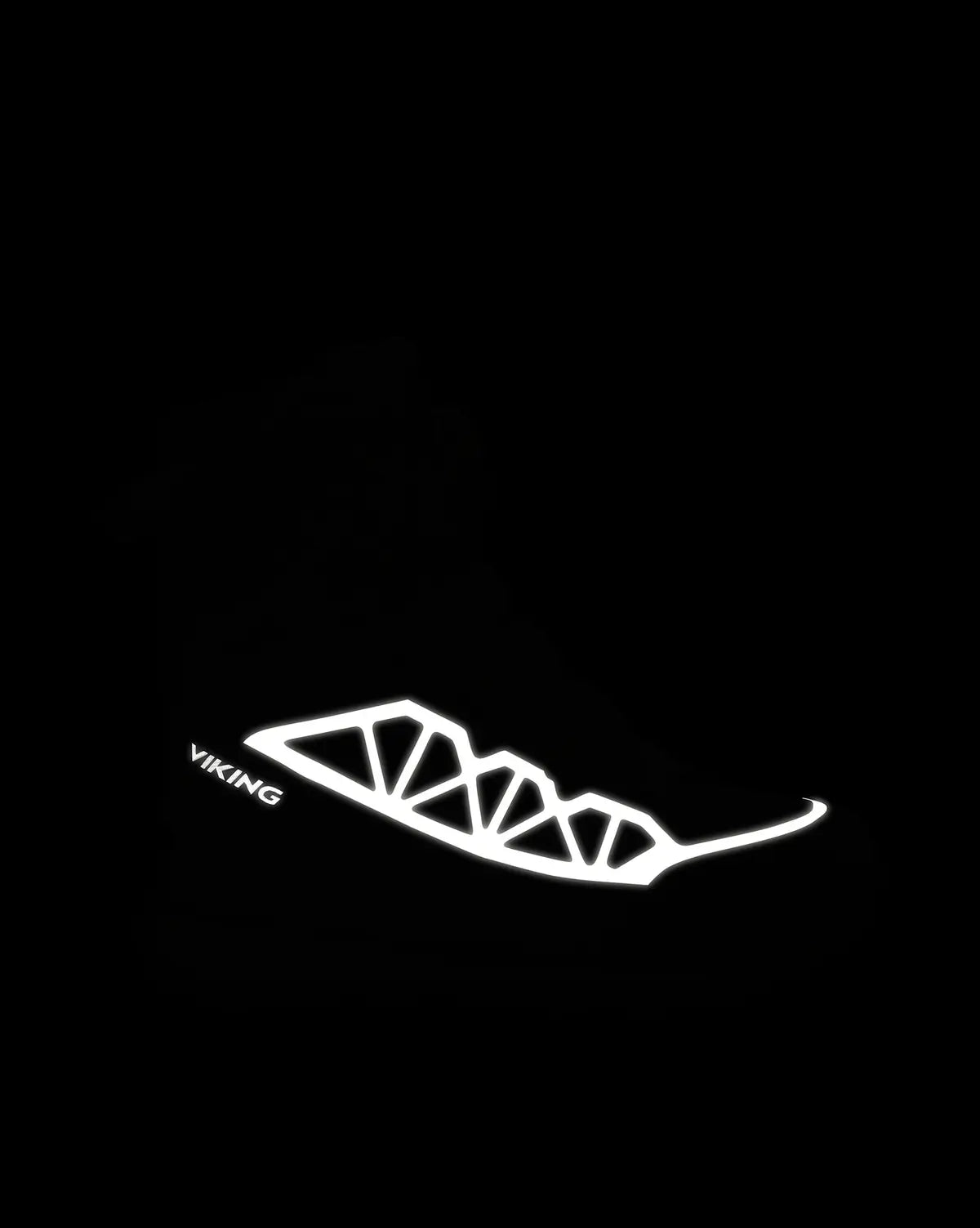 Vitt geometriskt sidomönster och VIKING-logotyp på kängans sida mot svart bakgrund