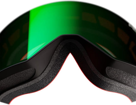 Närbild på näsdel av svarta Atomic Four Pro L HD skidglasögon med texturerat foam och grön glasa