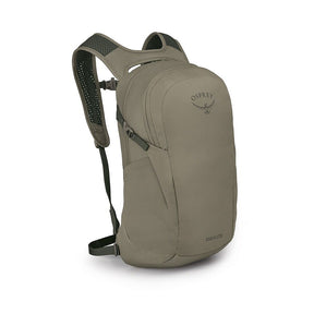 Beige Osprey Daylite ryggsäck isolerad med synliga axelremmar och mesh-paneler